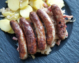 Nürnberger Bratwürste mit fränkischem Sauerkraut und Kartoffelsalat