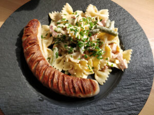 Nudelsalat mit Bratwurst