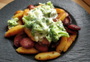 Schupfnudelpfanne mit Cabanossi, Broccoli, Wirsing und Gorgonzola