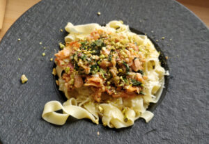 Tagliatelle al salmone affumicato, spinaci, pomodori e pistacchi - Nudeln mit geräuchertem Lachs, Spinat, Tomaten und Pistazien