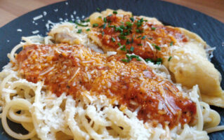 Piccata "Milanese" mit Spaghetti und Tomatensauce, eine typische Schweizer Speise