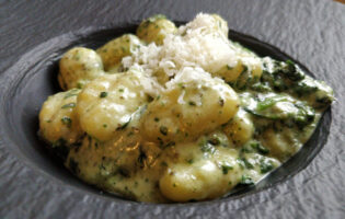 Gnocchi con spinaci e gorgonzola - Gnocchi mit Spinat und Gorgonzola