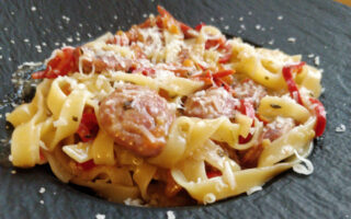 Tagliatelle mit Salsiccia und Tomaten