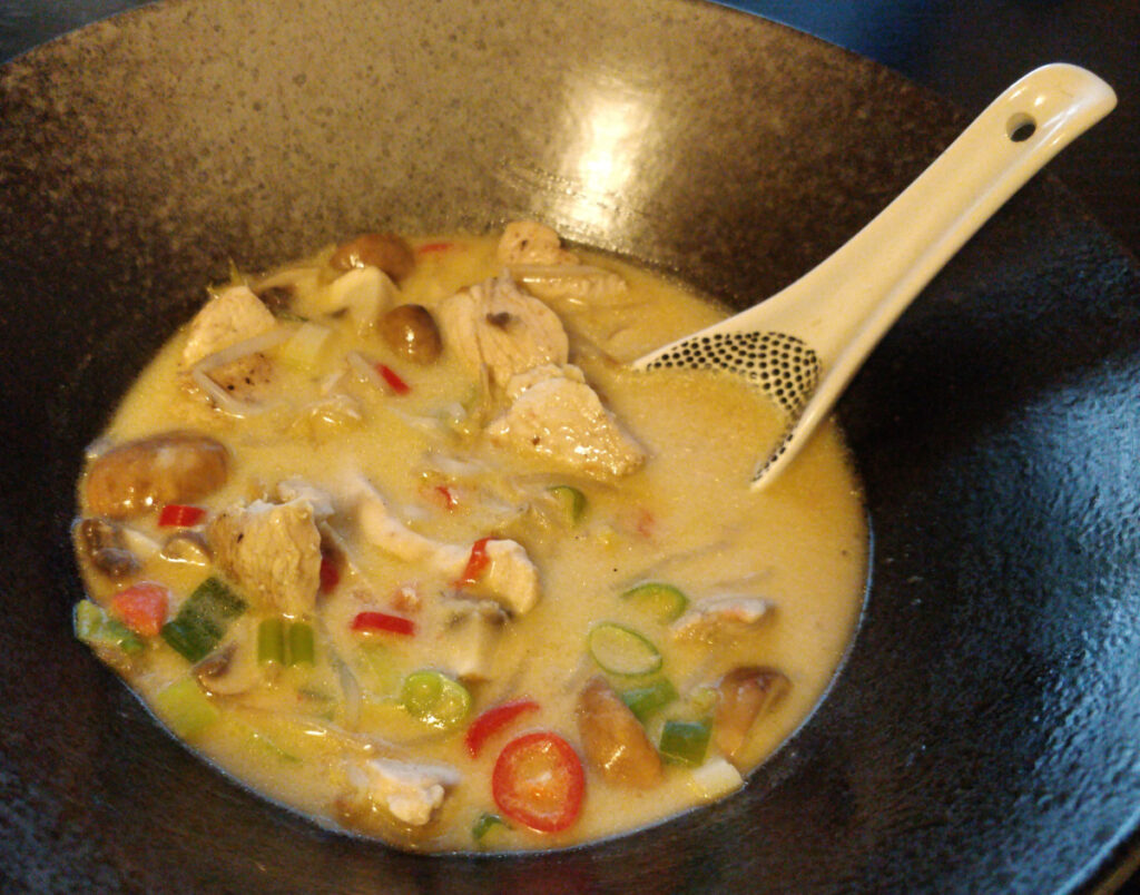 Tom Kha Gai - Thailändische Hühnchensuppe mit Pilzen