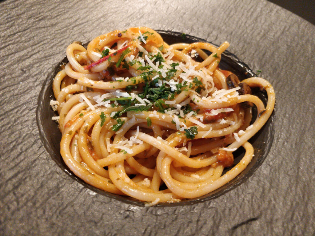 Spaghetti alla puttanesca - Spaghetti an einer scharfen Tomatensauce mit Oliven, Kapern und Sardellen