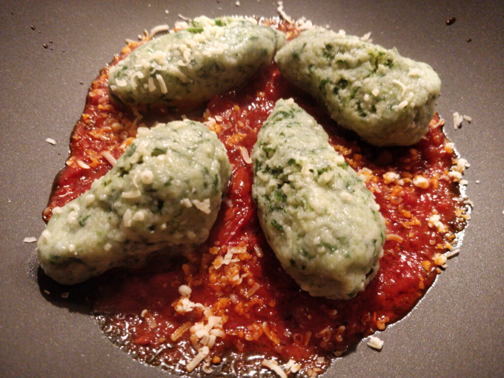 Malfatti con Spinaci e Ricotta al sugo di Pomodori - Spinat-Ricotta-Nocken an Tomatensauce