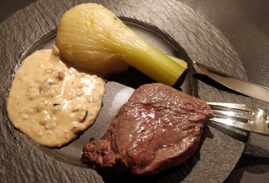 Steak an getrüffelter Rahm-Schabzigersauce mit Fenchel