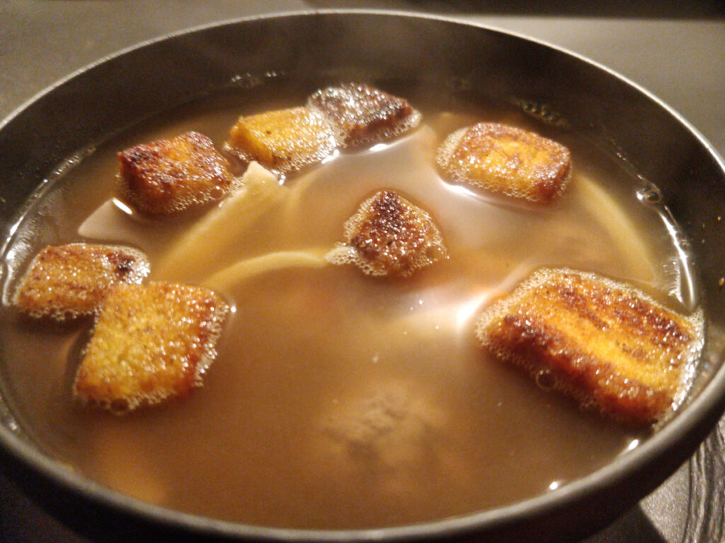 Flädlisuppe mit Fleischkügelchen und Curry-Croûtons