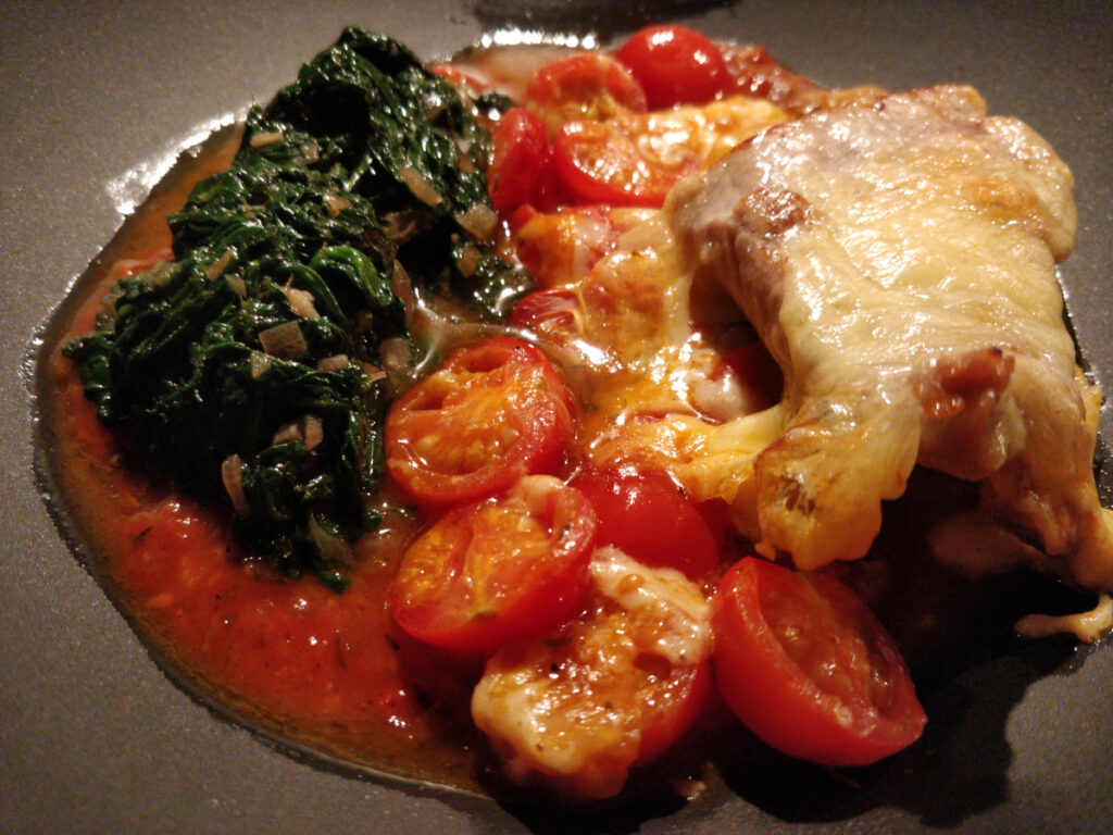 Kalbsschnitzel mit Käse überbacken, dazu Tomaten und frischer Spinat ...