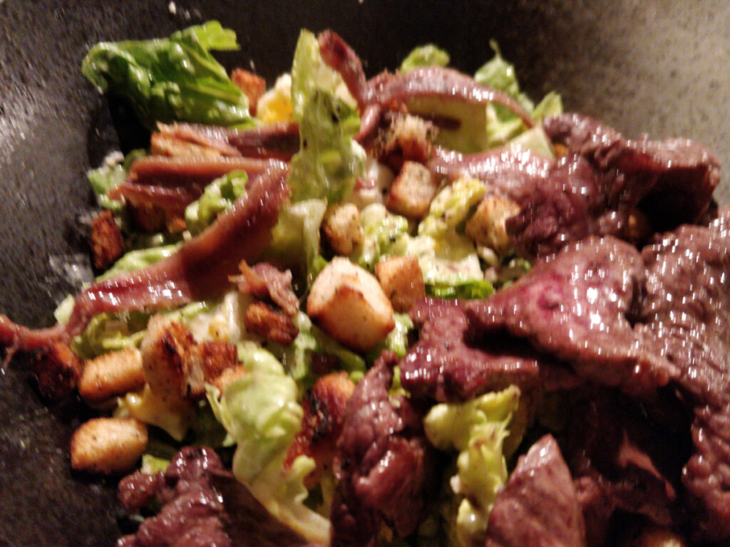 Caesar Salad mit Rindersteakstreifen und Croûtons