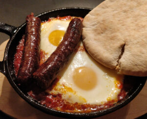 Shakshuka mit Merguez, Ei und Pitabrot