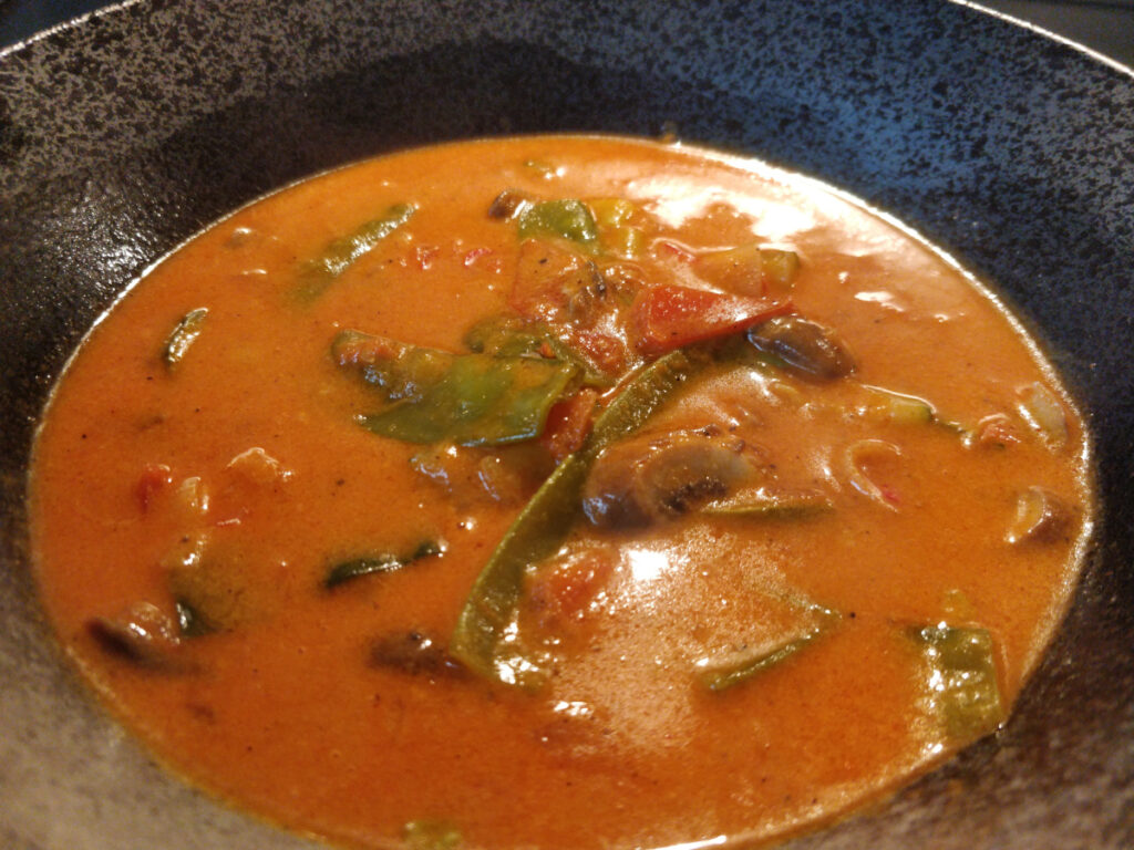 Tom Yam Gai - Thailändische rote Curry Suppe mit Gemüse