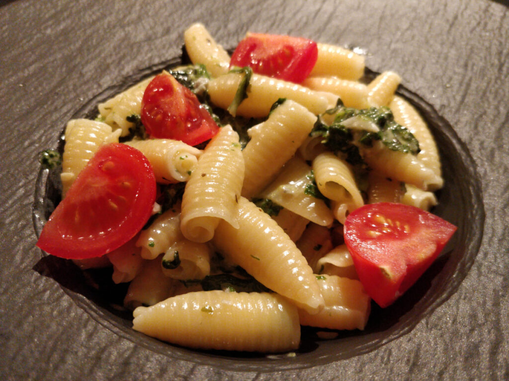 Castellane an einer Ricotta-Gorgonzola-Sauce mit Spinat und Walnüssen