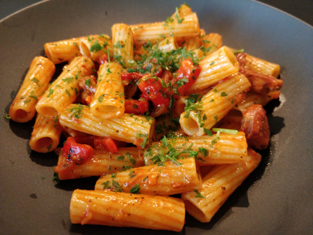 Tortiglioni mit Paprika, Tomaten und Salsiccia