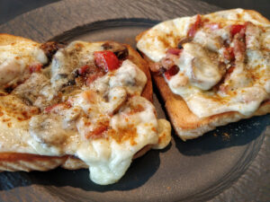 Überbackener Pilztoast mit Speck und Tomaten