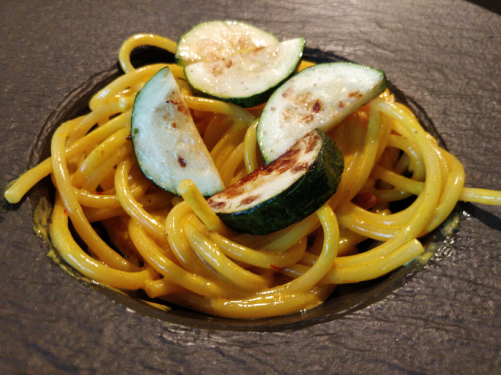 Bucatini mit Speck, Safran und Zucchini