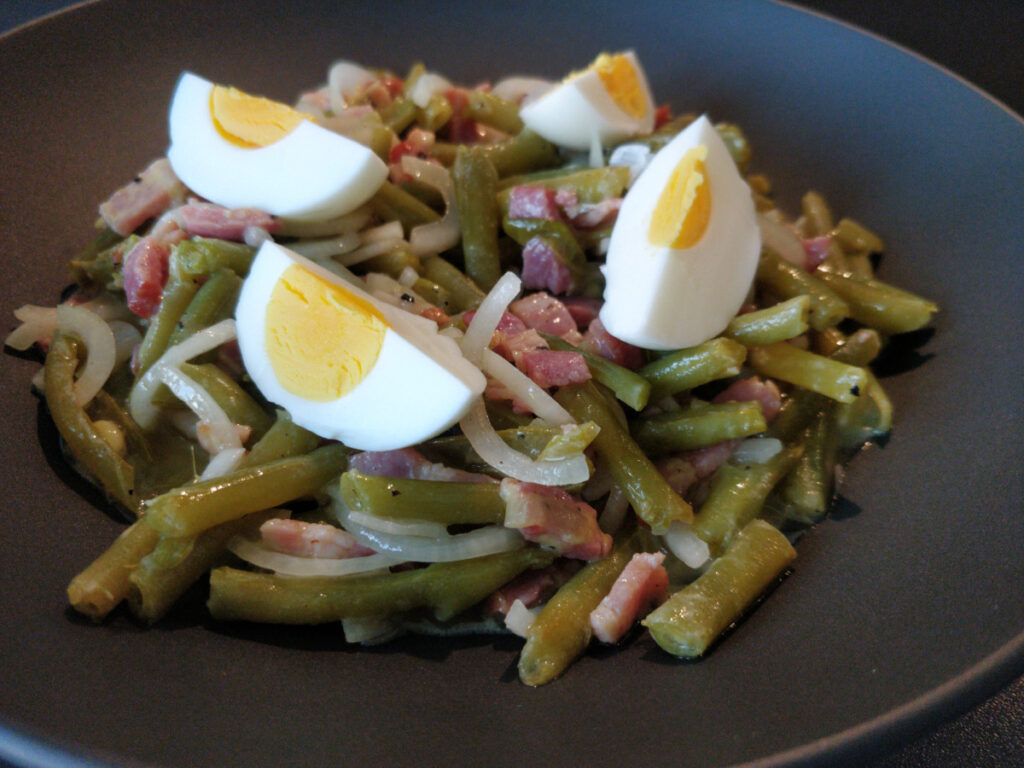 Bohnensalat mit Speckstreifen, Ei und Zwiebeln