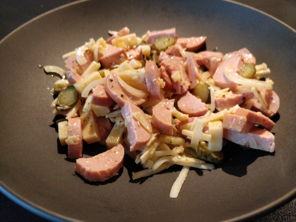 Schweizer Wurst-Käse Salat (orignal Cervelatsalat aus der Schweiz)
