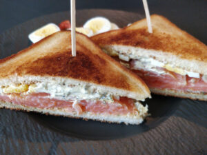 Räucherlachs-Toast mit Ei, Frischkäse und Tomaten