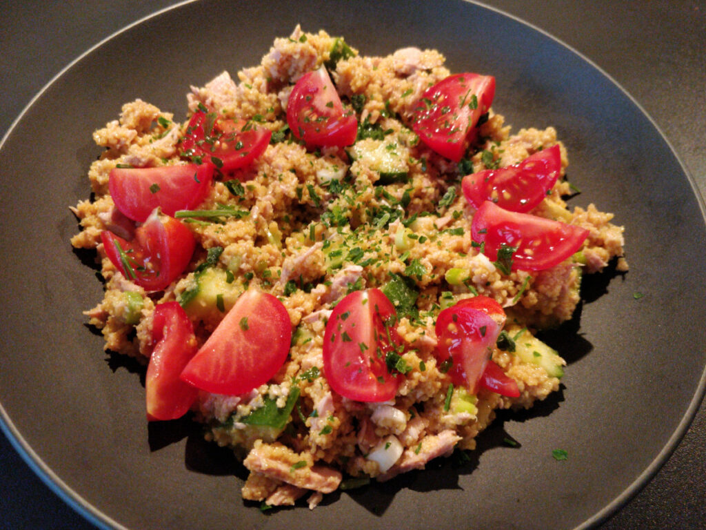 Couscous Salat mit Thunfisch, frischen Tomaten und Gurke