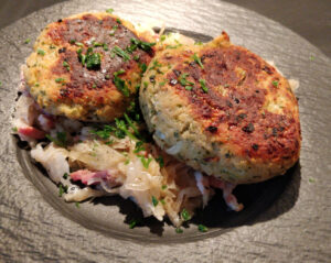 Kaspressknödel mit Speck-Sauerkraut