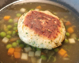 Kaspressknödelsuppe mit Ei und Gemüse