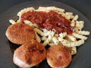 Verwestlichte DDR-Jägerschnitzel mit Pasta und Tomatensauce