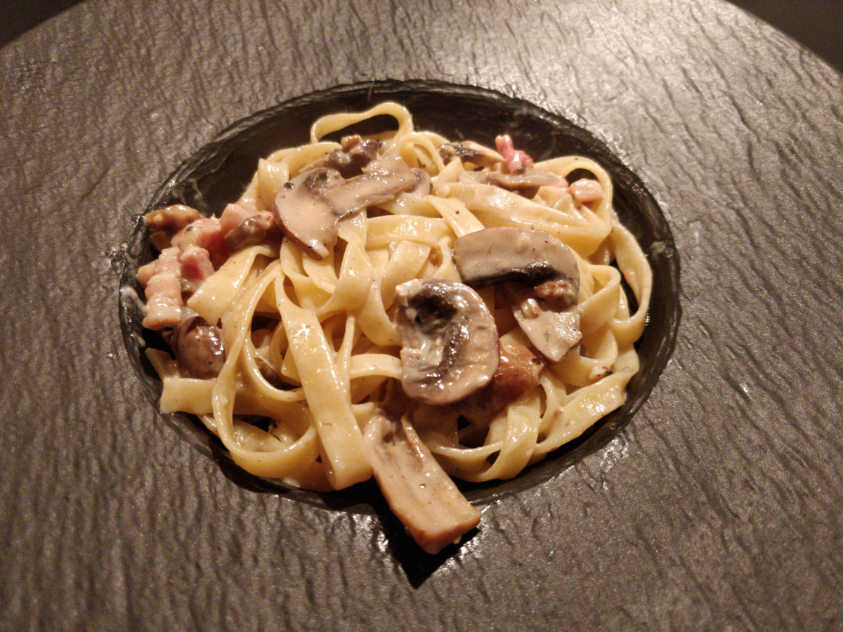 Tagliatelle con speck e funghi - Breite Nudeln mit Speck und Pilzen ...