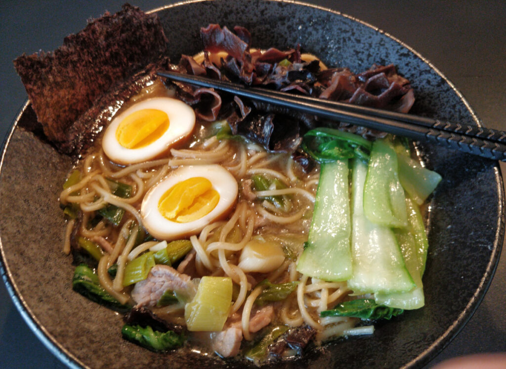 Tonkotsu Ramen Suppe mit Schweinefiletstreifen und Ramen Eier (Ajitsuke Tamago)