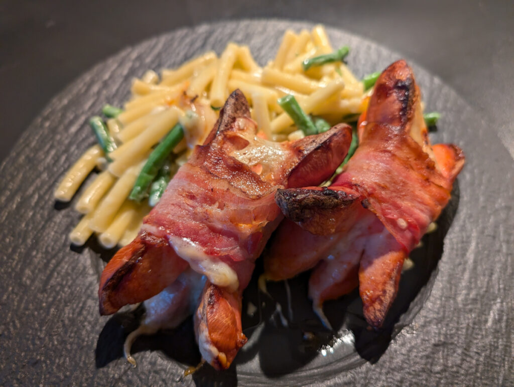 "Arbeiter Cordon Bleu" - Cervelat gefüllt mit Käse, ummantelt mit Speck