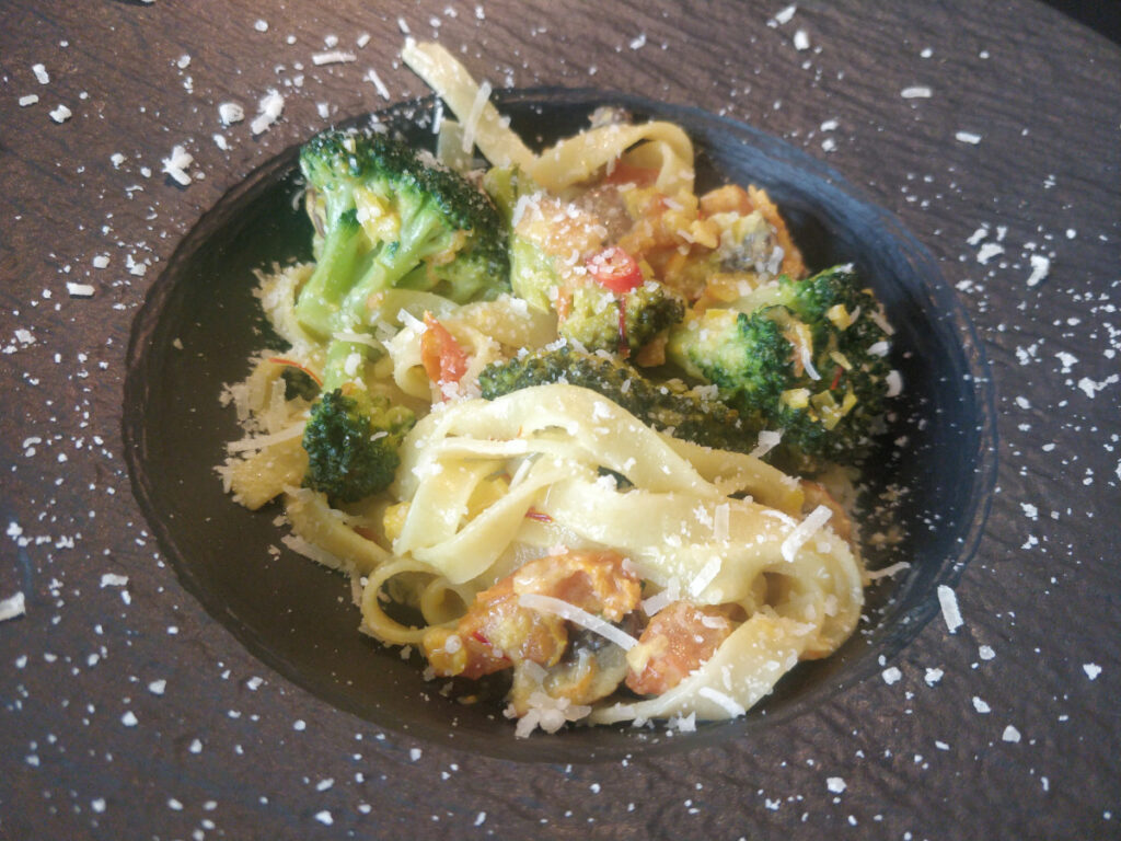 Pasta con Broccoli, Funghi, Salsiccia, Zafferano e Speck