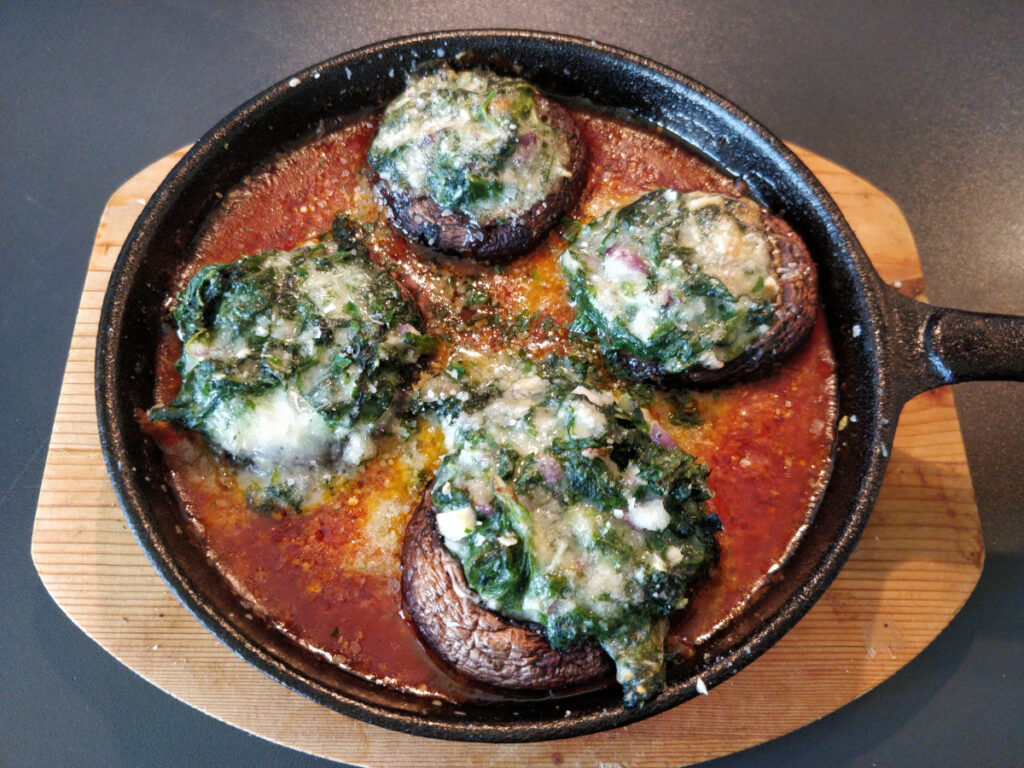 Gefüllte Champignons mit Spinat und Gorgonzola auf Spiegel von Tomatensauce