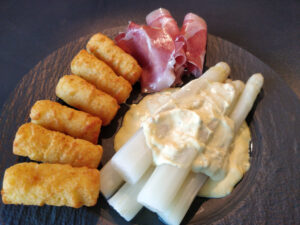 Spargel mit Sauce Hollandaise und Kroketten und Serrano Rohschinken