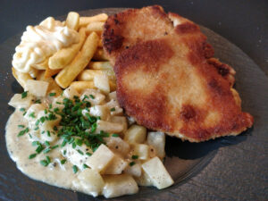 Paniertes Schweineschnitzel mit Kohlrabi und Pommes