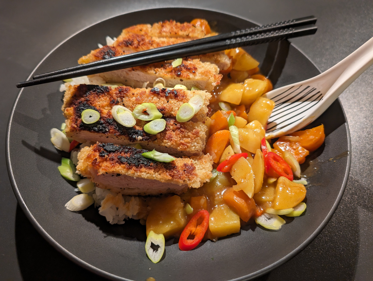 Japanisches Katsu Curry mit paniertem Schweineschnitzel und Gemüse