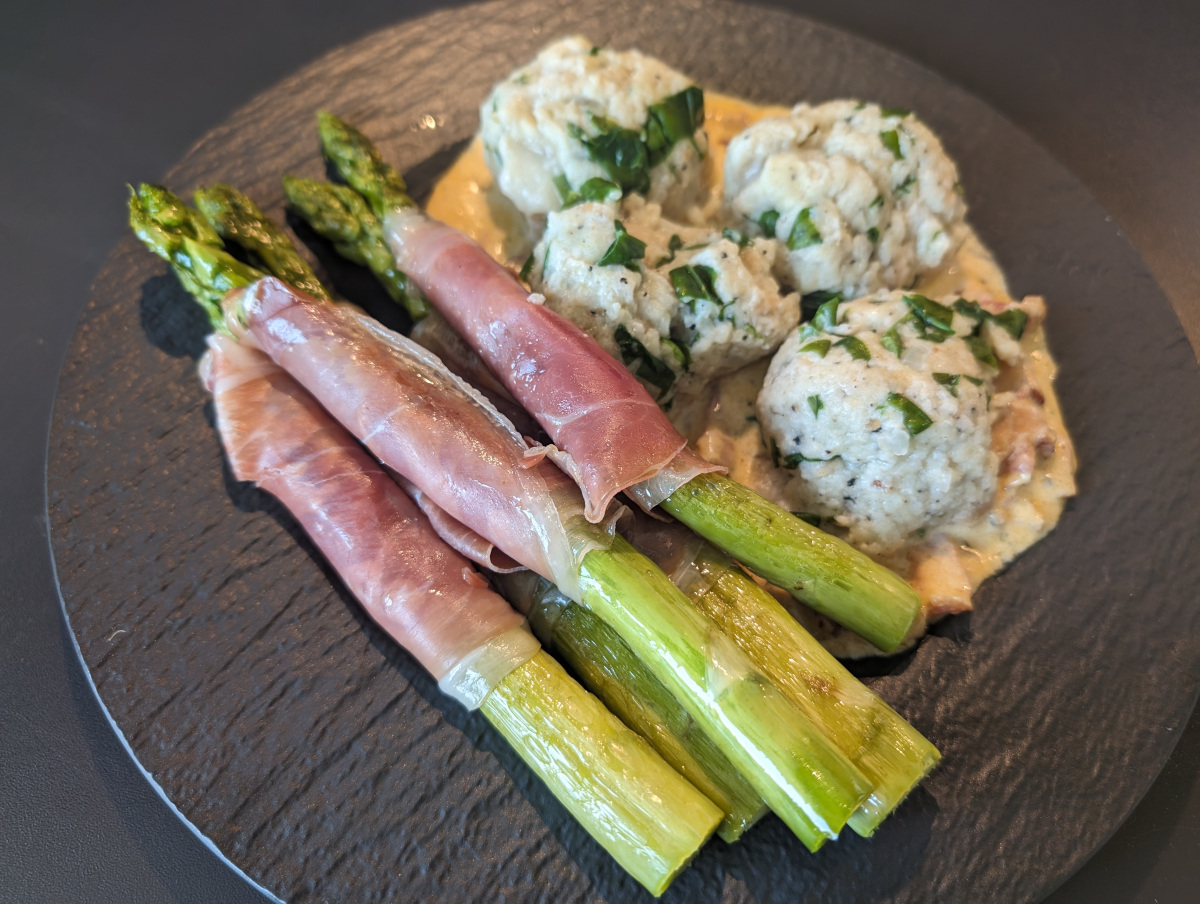 Bärlauchknödel mit grünem Spargel