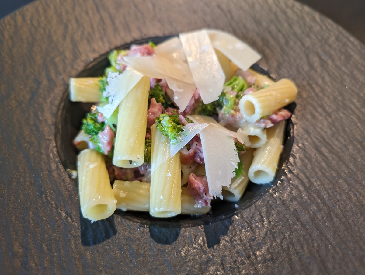 Pasta mit Broccoli, Speck und Salsiccia