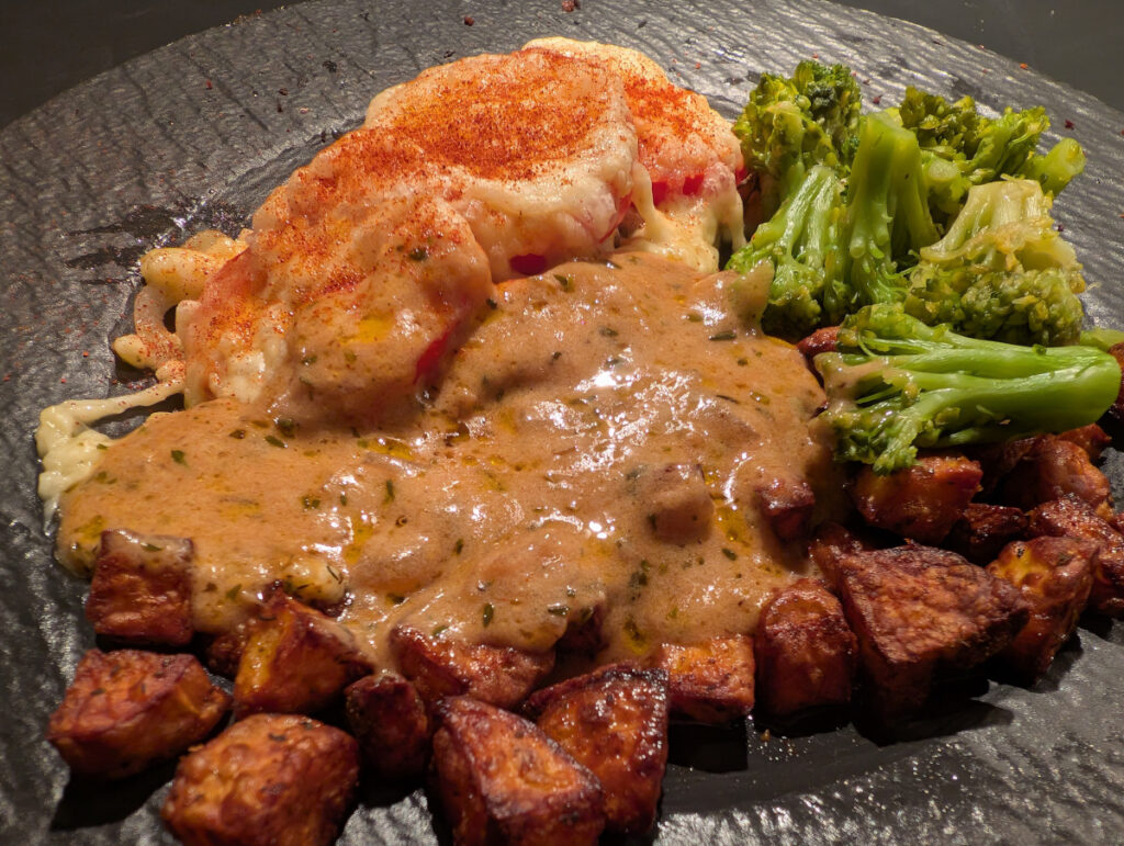 Überbackenes Tomaten-Schweineschnitzel mit Pommes rissolée